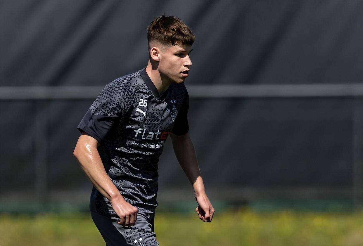 今晨德甲传出新动向，布莱顿调整名单，管理层表态——更衣室稳定，更衣室氛围转暖